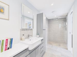 Bed Two ensuite- click for photo gallery